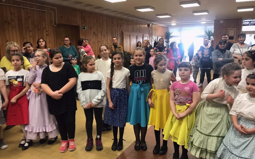 A cecei Gerlice Néptánc Egyesület és a Tehetség Művészeti Iskola népi énekes házi versenyt rendezett
